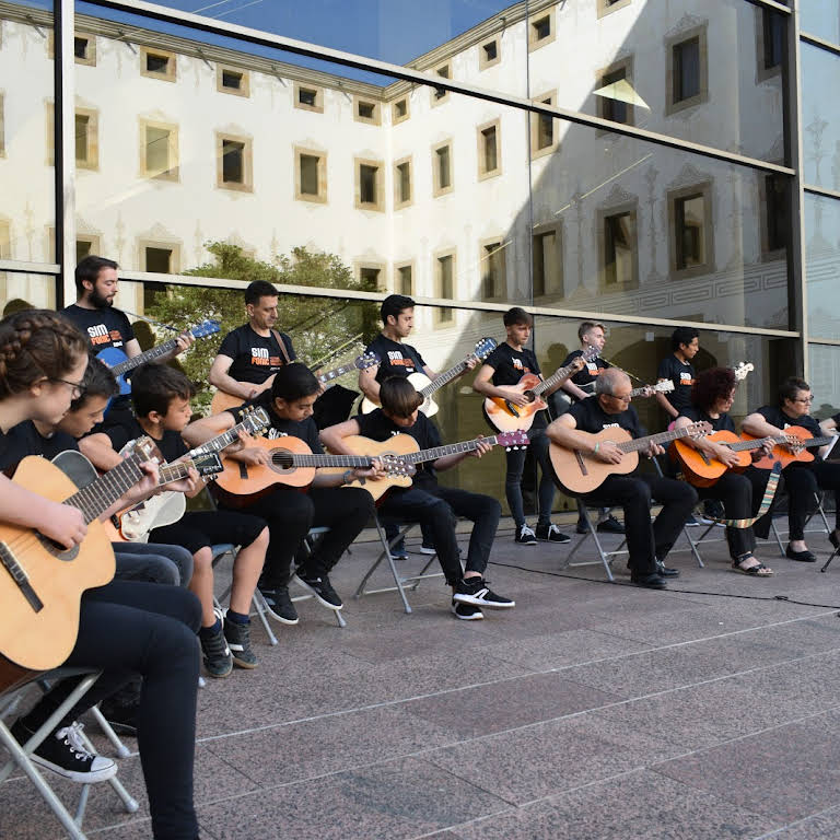 Foto d'un concert al CCCB amb un conjunt instrumental de guitarres.